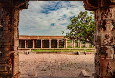 Vithala tapınağı hampi antik taş sanat harap benzersiz açı görüntü hampi karnataka Hindistan 'da çekilmiştir. Hampi 'deki en etkileyici yapı, zengin mimarinin gerçekten muhteşem bir örneği..