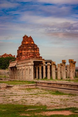 Vithala tapınağı hampi antik taş sanat harap benzersiz açı görüntü hampi karnataka Hindistan 'da çekilmiştir. Hampi 'deki en etkileyici yapı, zengin mimarinin gerçekten muhteşem bir örneği..