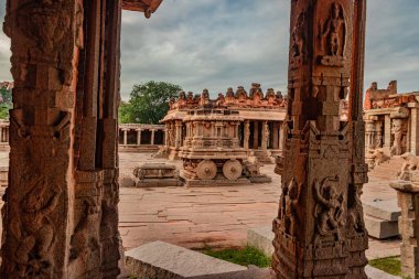 Hampi Stone Savaş Arabası eşsiz gökyüzü görüntüsü olan antik taş sanat eseri Hampi Karnataka Hindistan 'da çekildi. Hampi 'deki en etkileyici ve en görkemli mimari..