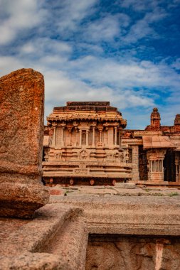 Vithala tapınağı hampi antik taş sanat harap benzersiz açı görüntü hampi karnataka Hindistan 'da çekilmiştir. Hampi 'deki en etkileyici yapı, zengin mimarinin gerçekten muhteşem bir örneği..
