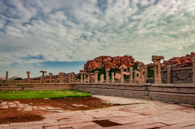 Vithala tapınağı hampi antik taş sanat harap benzersiz açı görüntü hampi karnataka Hindistan 'da çekilmiştir. Hampi 'deki en etkileyici yapı, zengin mimarinin gerçekten muhteşem bir örneği..
