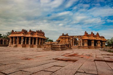 Vithala tapınağı hampi antik taş sanat harap benzersiz açı görüntü hampi karnataka Hindistan 'da çekilmiştir. Hampi 'deki en etkileyici yapı, zengin mimarinin gerçekten muhteşem bir örneği..