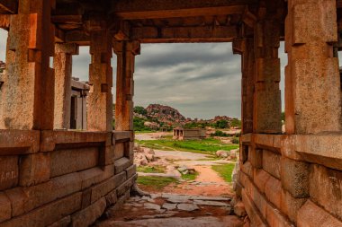 Hampi antik taş sanatını eşsiz bir açıyla harap etti. İnanılmaz gökyüzü görüntüsü Hampi Karnataka Hindistan 'da çekildi..