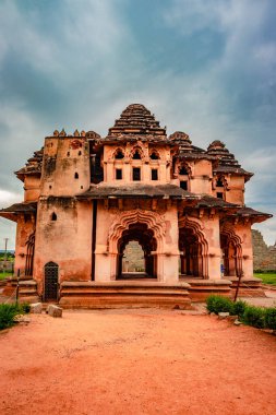 Lotus sarayı hampi antik taş sanat eşsiz açı görüntüsü hampi karnataka Hindistan 'da çekilmiştir. Tasarımı ve tarzında göze çarpan bir anıttır. Adını kubbe gibi nilüferden alır..