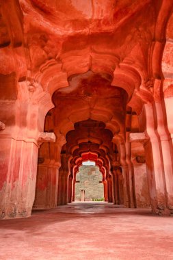 Lotus Sarayı 'nın iç mimarisi Hampi Karnataka Hindistan' da eşsiz bir açıyla çekilmiş antik taş sanat eseri. Tasarımında göze çarpan bir anıttır. Adını kubbe gibi nilüferden alır..