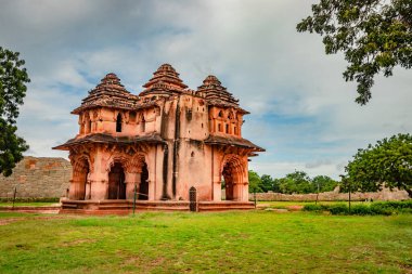 Lotus sarayı hampi antik taş sanat eşsiz açı görüntüsü hampi karnataka Hindistan 'da çekilmiştir. Tasarımı ve tarzında göze çarpan bir anıttır. Adını kubbe gibi nilüferden alır..