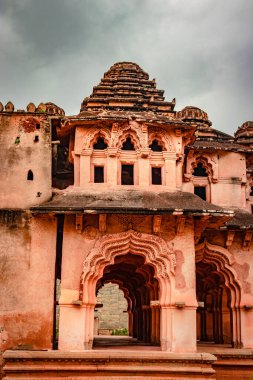 Lotus sarayı hampi antik taş sanat eşsiz açı görüntüsü hampi karnataka Hindistan 'da çekilmiştir. Tasarımı ve tarzında göze çarpan bir anıttır. Adını kubbe gibi nilüferden alır..
