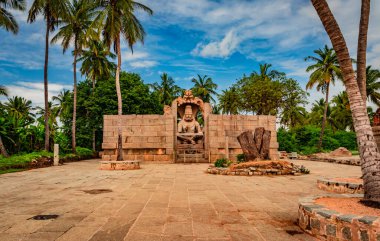 Narasimha lakshmi tapınağı hampi antika taş sanat yakın çekim inanılmaz gökyüzü görüntüsü Hampi Karnataka Hindistan 'da çekilmiştir. Bu tapınak Hampi 'deki en büyük heykele sahip..