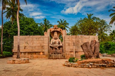 Narasimha lakshmi tapınağı hampi antika taş sanat yakın çekim inanılmaz gökyüzü görüntüsü Hampi Karnataka Hindistan 'da çekilmiştir. Bu tapınak Hampi 'deki en büyük heykele sahip..