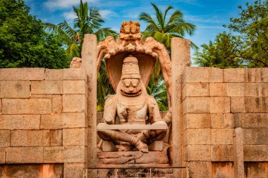 Narasimha lakshmi tapınağı hampi antika taş sanat yakın çekim inanılmaz gökyüzü görüntüsü Hampi Karnataka Hindistan 'da çekilmiştir. Bu tapınak Hampi 'deki en büyük heykele sahip..