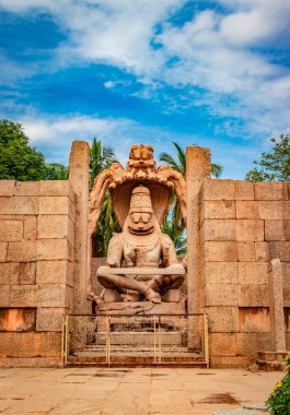 Narasimha lakshmi tapınağı hampi antika taş sanat yakın çekim inanılmaz gökyüzü görüntüsü Hampi Karnataka Hindistan 'da çekilmiştir. Bu tapınak Hampi 'deki en büyük heykele sahip..