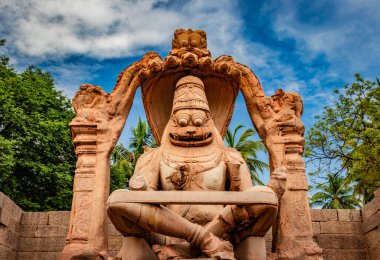 Narasimha lakshmi tapınağı hampi antika taş sanat yakın çekim inanılmaz gökyüzü görüntüsü Hampi Karnataka Hindistan 'da çekilmiştir. Bu tapınak Hampi 'deki en büyük heykele sahip..