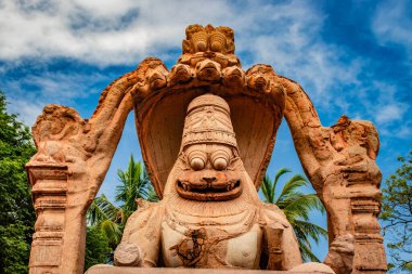 Narasimha lakshmi tapınağı hampi antika taş sanat yakın çekim inanılmaz gökyüzü görüntüsü Hampi Karnataka Hindistan 'da çekilmiştir. Bu tapınak Hampi 'deki en büyük heykele sahip..
