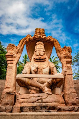 Narasimha lakshmi tapınağı hampi antika taş sanat yakın çekim inanılmaz gökyüzü görüntüsü Hampi Karnataka Hindistan 'da çekilmiştir. Bu tapınak Hampi 'deki en büyük heykele sahip..