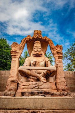 Narasimha lakshmi tapınağı hampi antika taş sanat yakın çekim inanılmaz gökyüzü görüntüsü Hampi Karnataka Hindistan 'da çekilmiştir. Bu tapınak Hampi 'deki en büyük heykele sahip..