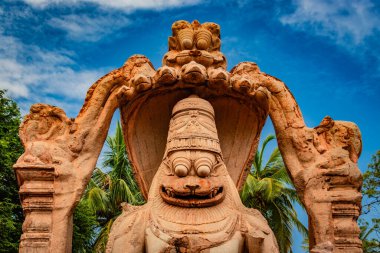 Narasimha lakshmi tapınağı hampi antika taş sanat yakın çekim inanılmaz gökyüzü görüntüsü Hampi Karnataka Hindistan 'da çekilmiştir. Bu tapınak Hampi 'deki en büyük heykele sahip..