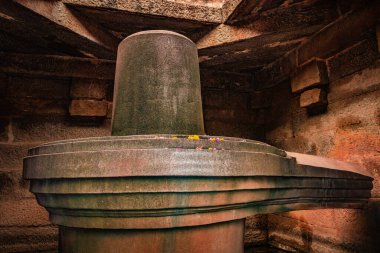 Hampi Karnataka Hindistan 'da çekilen büyük bıçaklı hampi hampi hampi tek antika taş resim yakın çekim. 3 metre yükseklikte, suyun ortasında duruyor ve tek bir taştan oyulmuş..