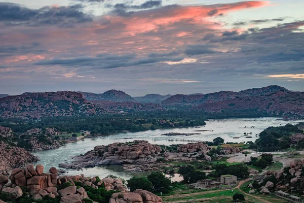 Şafak vakti muhteşem gökyüzü olan kayalık dağ Matanga Hill Hampi Karnataka Hindistan 'da çekildi. Buradan manzara sakin ve nefes kesici..