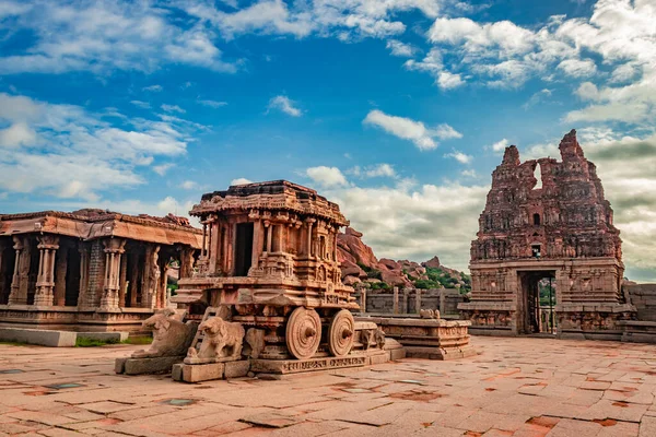 Hampi Stone Savaş Arabası eşsiz mavi gökyüzü görüntüsü olan antik taş sanat eseri Hampi Karnataka Hindistan 'da çekildi. Hampi 'deki en etkileyici ve en görkemli mimari..