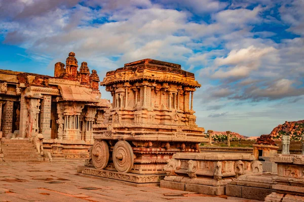 Hampi Stone Savaş Arabası eşsiz mavi gökyüzü görüntüsü olan antik taş sanat eseri Hampi Karnataka Hindistan 'da çekildi. Hampi 'deki en etkileyici ve en görkemli mimari..
