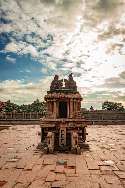Hampi Stone Savaş Arabası eşsiz gökyüzü görüntüsü olan antik taş sanat eseri Hampi Karnataka Hindistan 'da çekildi. Hampi 'deki en etkileyici ve en görkemli mimari..
