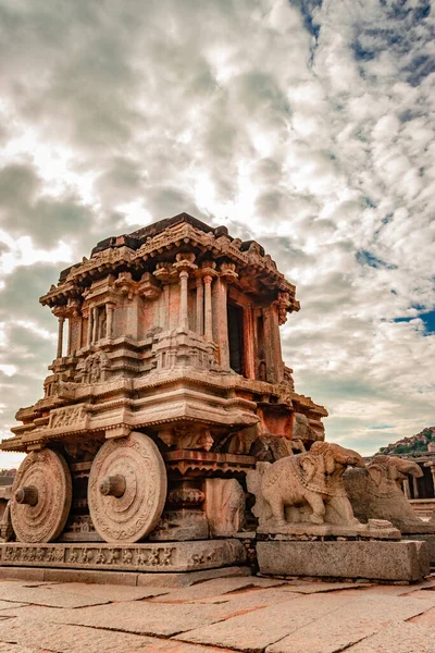 Hampi Stone Savaş Arabası eşsiz gökyüzü görüntüsü olan antik taş sanat eseri Hampi Karnataka Hindistan 'da çekildi. Hampi 'deki en etkileyici ve en görkemli mimari..