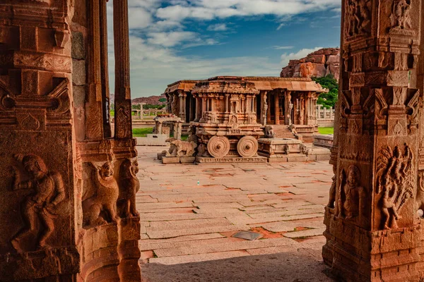 Vithala tapınağı hampi antik taş sanat harap benzersiz açı görüntü hampi karnataka Hindistan 'da çekilmiştir. Hampi 'deki en etkileyici yapı, zengin mimarinin gerçekten muhteşem bir örneği..