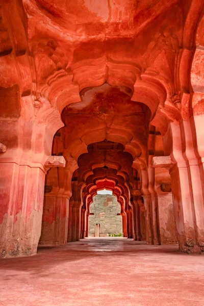 Lotus Sarayı 'nın iç mimarisi Hampi Karnataka Hindistan' da eşsiz bir açıyla çekilmiş antik taş sanat eseri. Tasarımında göze çarpan bir anıttır. Adını kubbe gibi nilüferden alır..