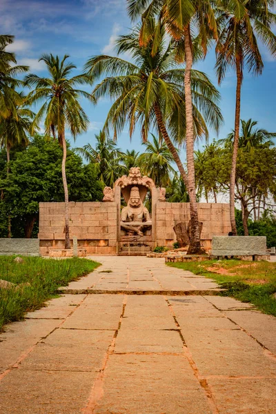 narasimha lakshmi tapınağı hampi antika taş sanat eşsiz açı görüntü hampi karnataka Hindistan 'da çekilmiştir. Bu tapınak Hampi 'deki en büyük heykele sahip..