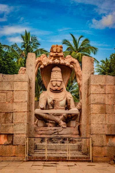 Narasimha lakshmi tapınağı hampi antika taş sanat yakın çekim inanılmaz gökyüzü görüntüsü Hampi Karnataka Hindistan 'da çekilmiştir. Bu tapınak Hampi 'deki en büyük heykele sahip..