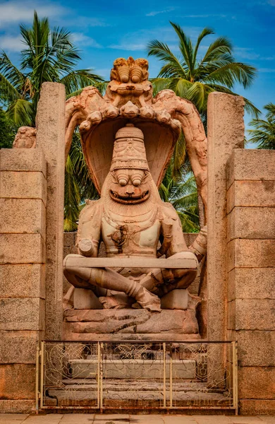 Nadir bulunan lakshmi tapınağı hampi antika taş sanat yakın çekim hampi karnataka Hindistan 'da çekilir. Bu tapınak Hampi 'deki en büyük heykele sahip..