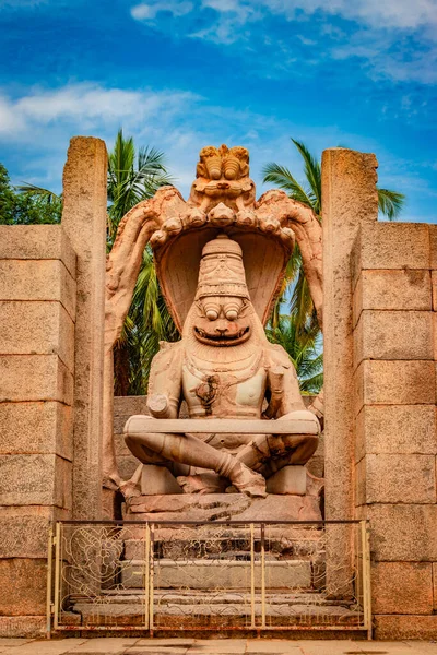 Narasimha lakshmi tapınağı hampi antika taş sanat yakın çekim inanılmaz gökyüzü görüntüsü Hampi Karnataka Hindistan 'da çekilmiştir. Bu tapınak Hampi 'deki en büyük heykele sahip..