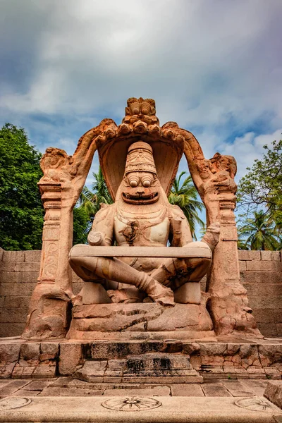 Narasimha lakshmi tapınağı hampi antika taş sanat yakın çekim inanılmaz gökyüzü görüntüsü Hampi Karnataka Hindistan 'da çekilmiştir. Bu tapınak Hampi 'deki en büyük heykele sahip..