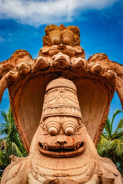 Narasimha lakshmi tapınağı hampi antika taş sanat yakın çekim inanılmaz gökyüzü görüntüsü Hampi Karnataka Hindistan 'da çekilmiştir. Bu tapınak Hampi 'deki en büyük heykele sahip..