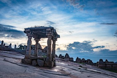 Hampi Karnataka Hindistan 'da inanılmaz dramatik gökyüzü görüntüsüyle antik taş sanatını harap ediyor. Hampi 'deki etkileyici mimariyi gösteriyor..