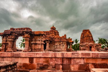 Mallikarjuna tapınağı pattadakal nefes kesici taş sanat dramatik gökyüzü ile farklı açılardan. UNESCO Dünya Mirası Alanlarından biri ve 7. ve 8. yüzyılın kompleks Hindu ve Jain tapınakları..