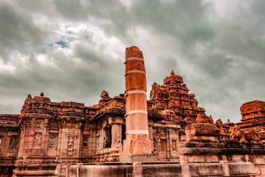 Mallikarjuna tapınağı pattadakal nefes kesici taş sanat dramatik gökyüzü ile farklı açılardan. UNESCO Dünya Mirası Alanlarından biri ve 7. ve 8. yüzyılın kompleks Hindu ve Jain tapınakları..