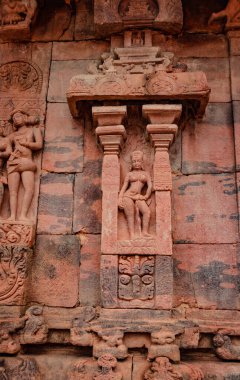 Pattadakal Karnataka 'da 7. yüzyıl tapınağının ön cephesindeki Hindu tanrılarının heykelleri oyulmuş. UNESCO Dünya Mirası Alanlarından biri ve 7. ve 8. yüzyılın kompleks Hindu ve Jain tapınakları..