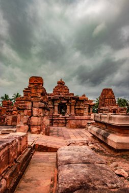 Mallikarjuna tapınağı pattadakal nefes kesici taş sanat dramatik gökyüzü ile farklı açılardan. UNESCO Dünya Mirası Alanlarından biri ve 7. ve 8. yüzyılın kompleks Hindu ve Jain tapınakları..
