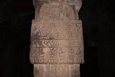 Virupaksha tapınağı Pattadakal iç mimarisi taş sütunlar üzerinde. UNESCO Dünya Mirası Alanlarından biri ve 7. ve 8. yüzyılın kompleks Hindu ve Jain tapınakları..