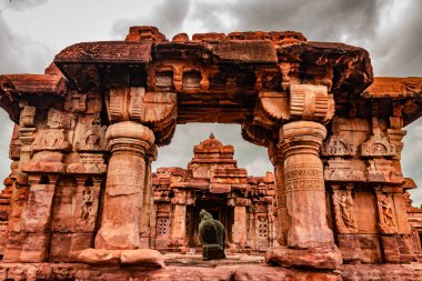 Mallikarjuna tapınağı pattadakal nefes kesici taş sanat dramatik gökyüzü ile farklı açılardan. UNESCO Dünya Mirası Alanlarından biri ve 7. ve 8. yüzyılın kompleks Hindu ve Jain tapınakları..