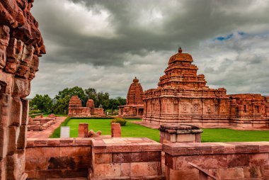 pattadakal tapınak heykel grubu dramatik gökyüzü ile farklı açılardan nefes kesici taş sanat eserleri. UNESCO 'nun Dünya Mirası Alanlarından biri ve 7. ve 8. yüzyıl İ.T. tapınaklarının kompleksi..