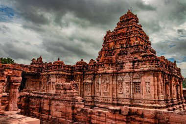 Sangameshwara tapınağı pattadakal nefes kesici taş sanat dramatik gökyüzü ile farklı açılardan. UNESCO Dünya Mirası Alanlarından biri ve 7. ve 8. yüzyılın kompleks Hindu ve Jain tapınakları..