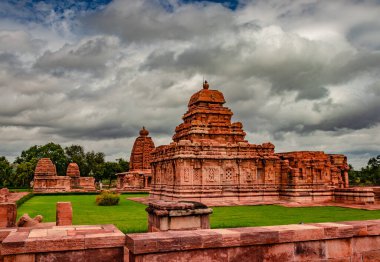 pattadakal tapınak heykel grubu dramatik gökyüzü ile farklı açılardan nefes kesici taş sanat eserleri. UNESCO 'nun Dünya Mirası Alanlarından biri ve 7. ve 8. yüzyıl İ.T. tapınaklarının kompleksi..
