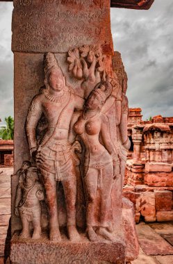 Pattadakal Karnataka 'da 7. yüzyıl tapınağının ön cephesindeki Hindu tanrılarının heykelleri oyulmuş. UNESCO Dünya Mirası Alanlarından biri ve 7. ve 8. yüzyılın kompleks Hindu ve Jain tapınakları..