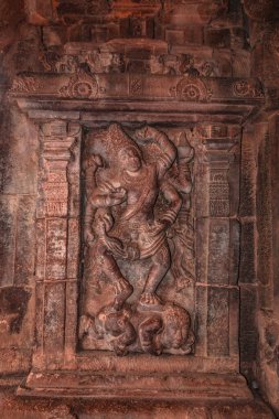 Pattadakal Karnataka 'da 7. yüzyıl tapınağının ön cephesindeki Hindu tanrılarının heykelleri oyulmuş. UNESCO Dünya Mirası Alanlarından biri ve 7. ve 8. yüzyılın kompleks Hindu ve Jain tapınakları..