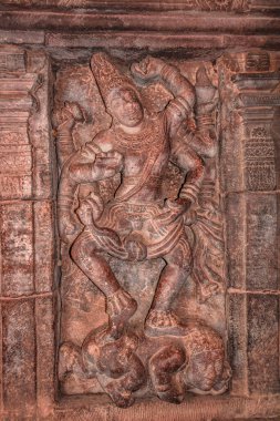 Pattadakal Karnataka 'da 7. yüzyıl tapınağının ön cephesindeki Hindu tanrılarının heykelleri oyulmuş. UNESCO Dünya Mirası Alanlarından biri ve 7. ve 8. yüzyılın kompleks Hindu ve Jain tapınakları..