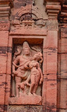 Pattadakal Karnataka 'da 7. yüzyıl tapınağının ön cephesindeki Hindu tanrılarının heykelleri oyulmuş. UNESCO Dünya Mirası Alanlarından biri ve 7. ve 8. yüzyılın kompleks Hindu ve Jain tapınakları..