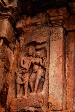 Pattadakal Karnataka 'da 7. yüzyıl tapınağının ön cephesindeki Hindu tanrılarının heykelleri oyulmuş. UNESCO Dünya Mirası Alanlarından biri ve 7. ve 8. yüzyılın kompleks Hindu ve Jain tapınakları..