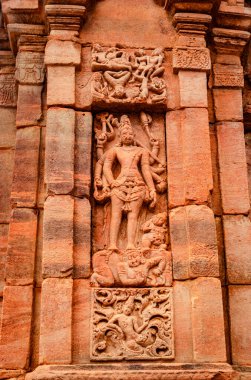 Pattadakal Karnataka 'da 7. yüzyıl tapınağının ön cephesindeki Hindu tanrılarının heykelleri oyulmuş. UNESCO Dünya Mirası Alanlarından biri ve 7. ve 8. yüzyılın kompleks Hindu ve Jain tapınakları..